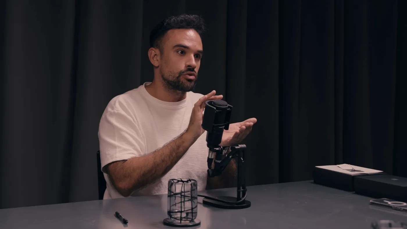 illojuan en un podcast con un micro