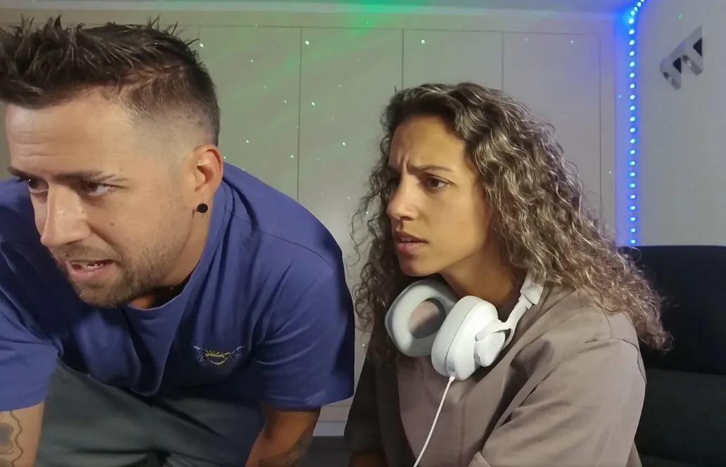 Auronplay se cuela en el directo de Sara Ismael