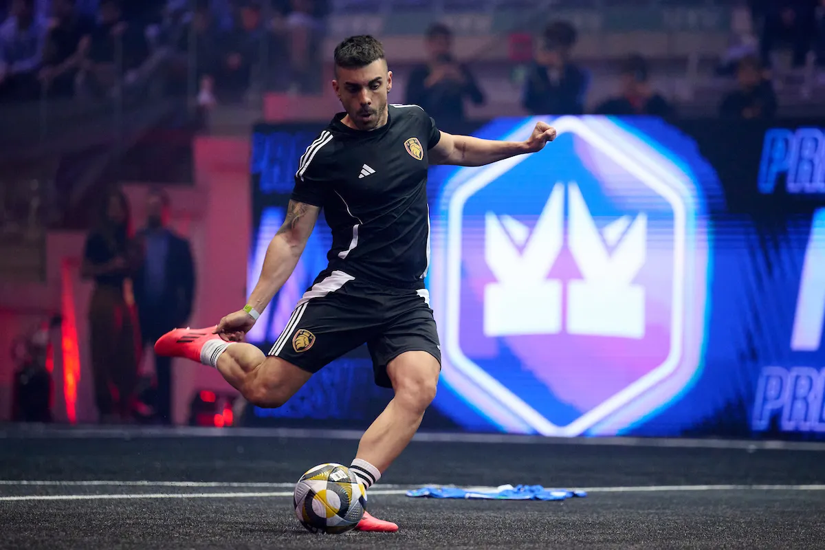 DjMaRiiO en el césped negro con su equipo