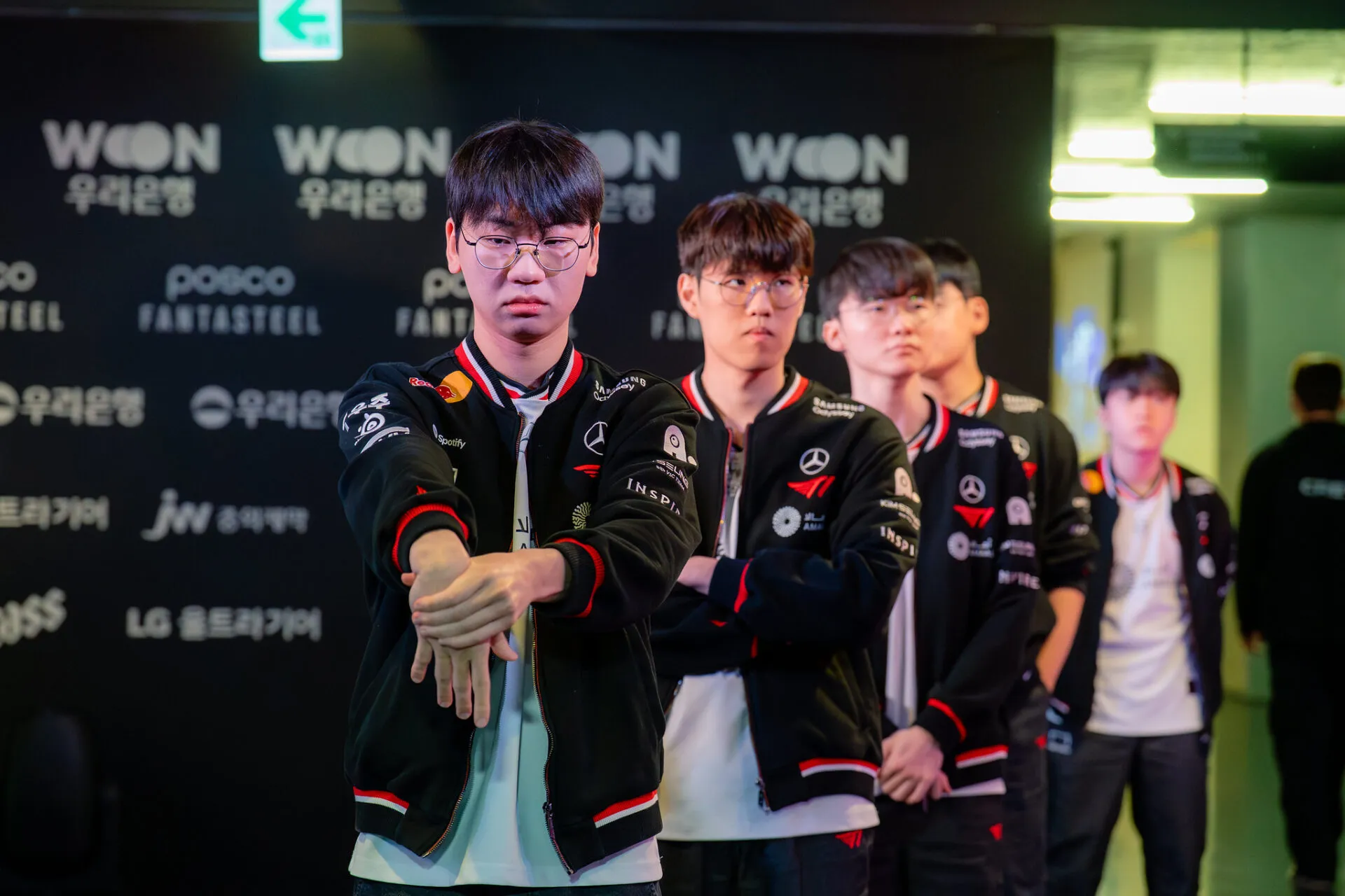 El equipo de T1 antes de jugar contra HLE