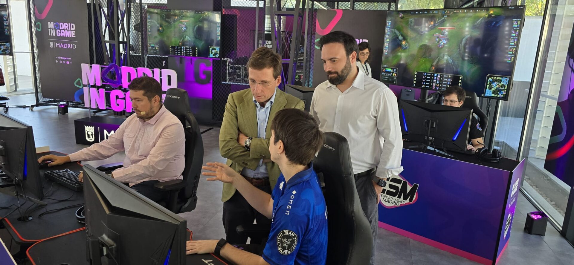 Elyoya explicándole a Almeida conceptos de LoL