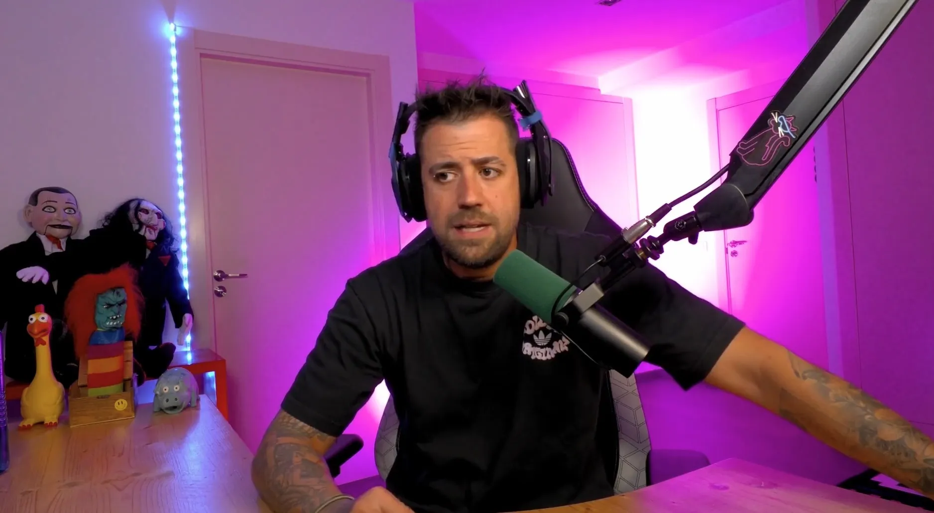 Auronplay en su setup provisional por la reforma de su hogar