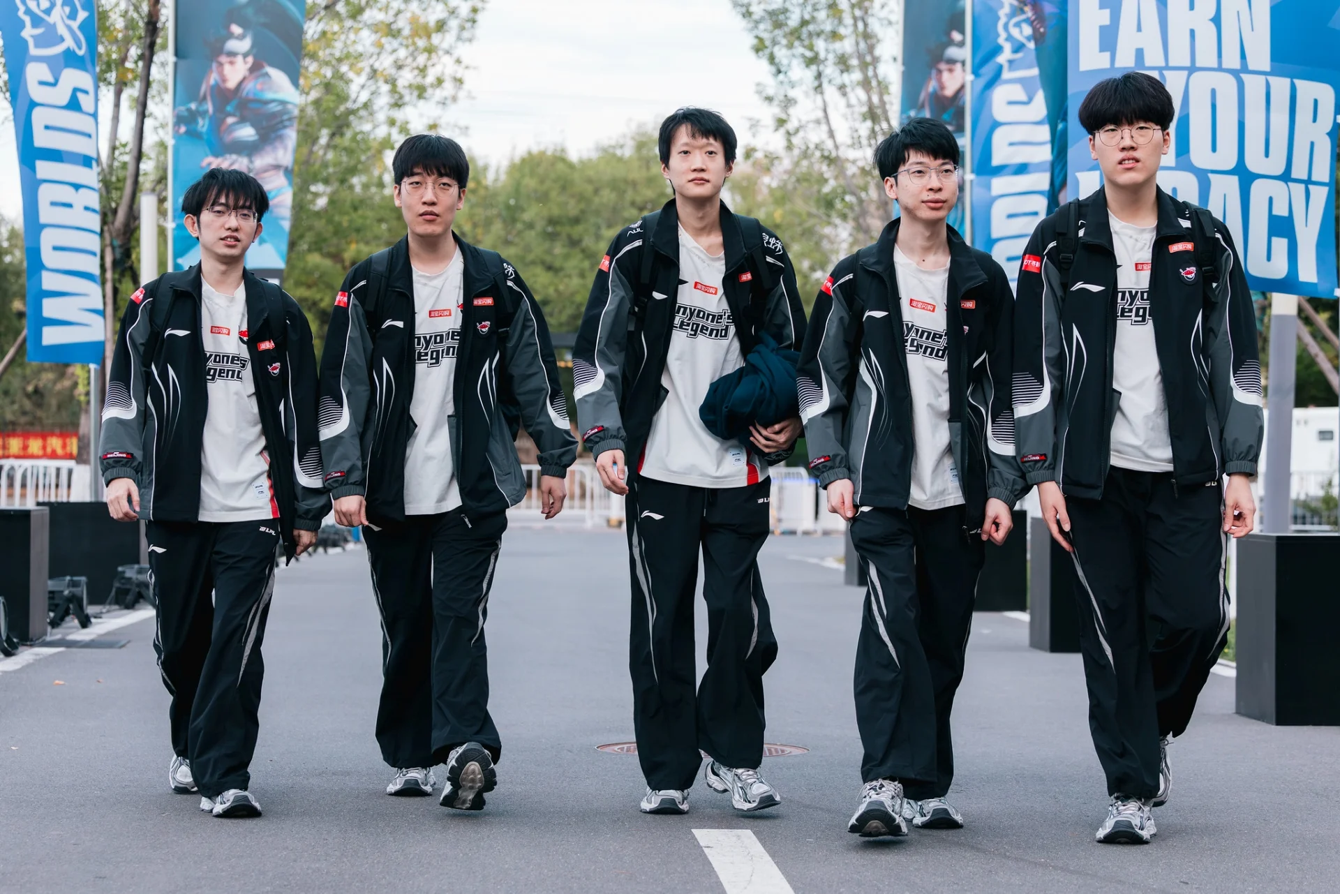 Anyone's Legend ya es equipo de playoffs en Worlds 2025