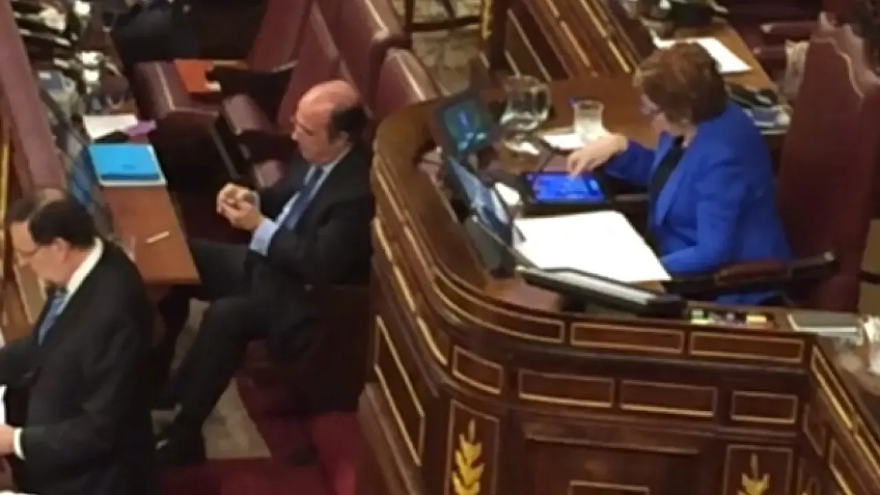 Celia Villalobos jugando al Candy Crush