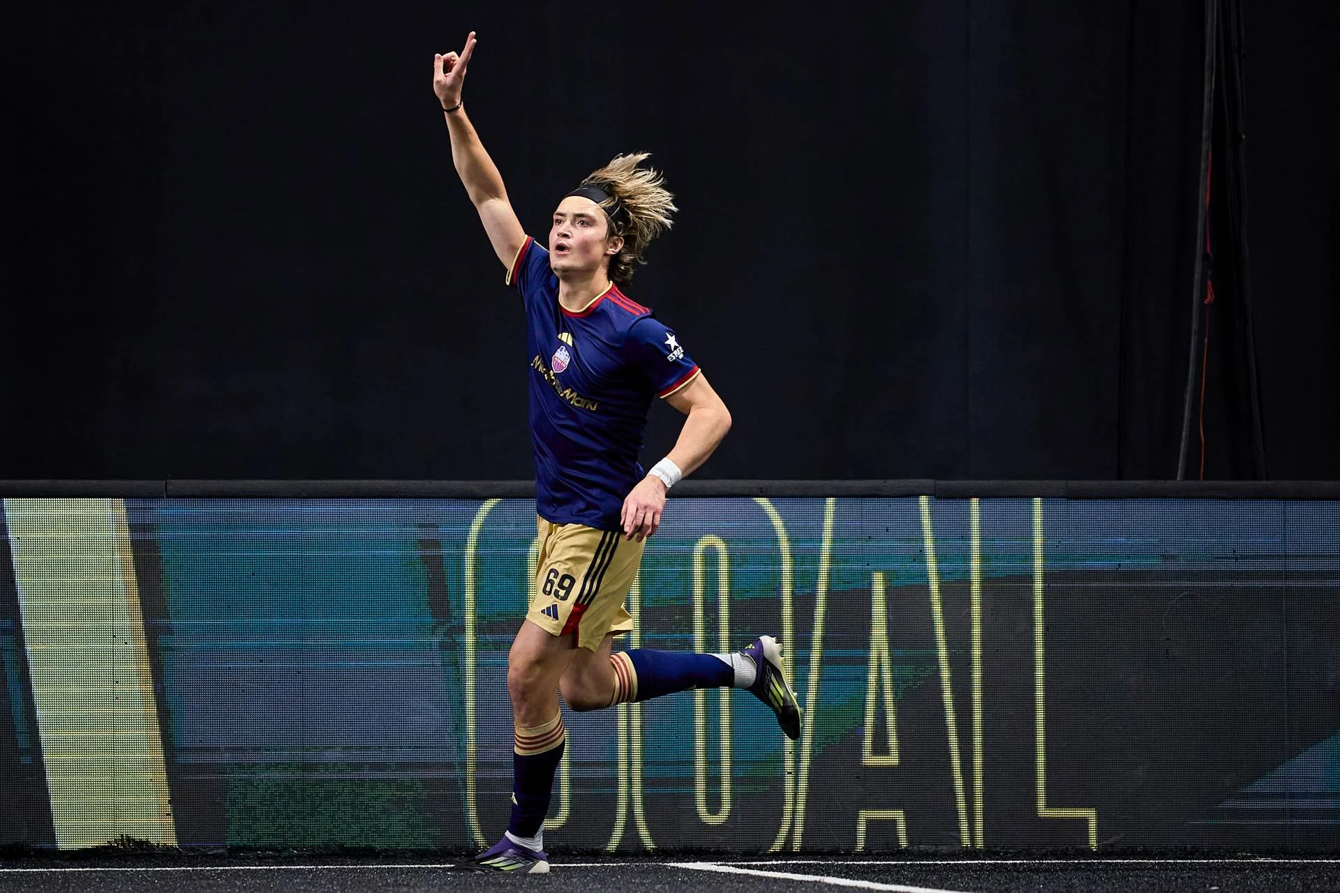 Prokopev celebra un gol con Jijantes en la Kings Cup