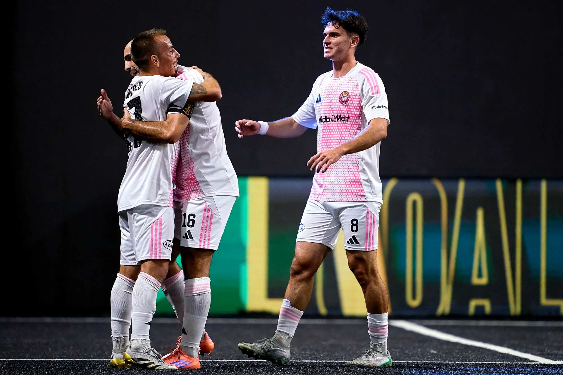 Porcinos celebra un gol en la Kings Cup