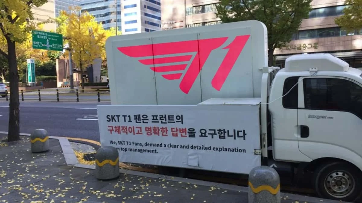 Uno de los famosos camiones de T1 en las instalaciones del equipo